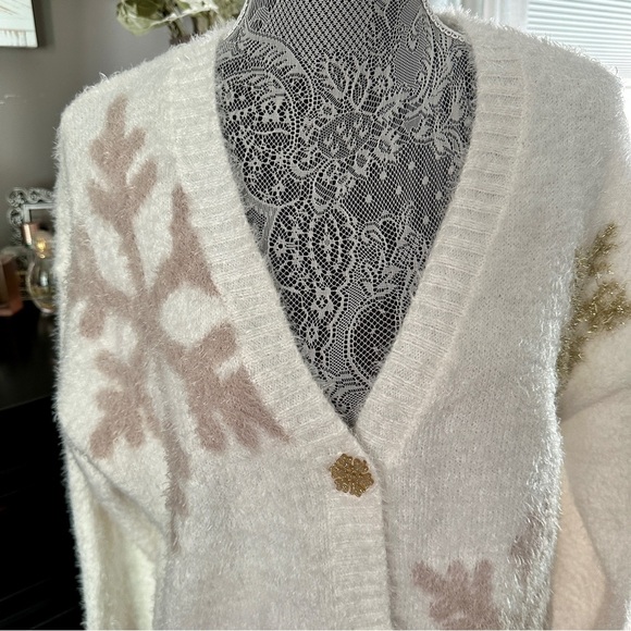 33 Degrees Cozy Coquette Snowflake Cardigan White Gold Glitter Button Medium - Picture 3 of 16